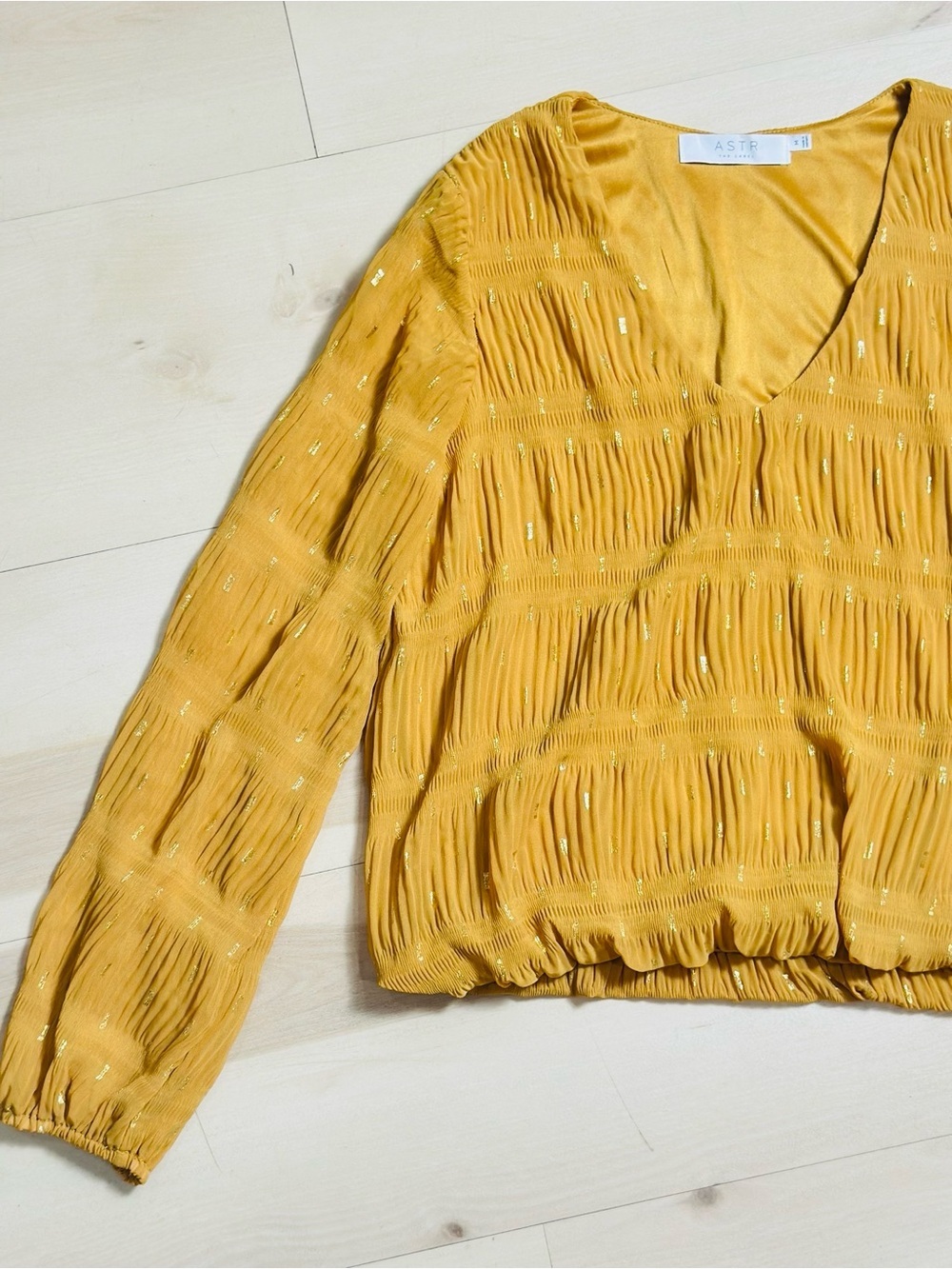 ASTR the Label gold metallic pattern long sleeve chic sheer bubble blouse top M - Picture 4 of 10